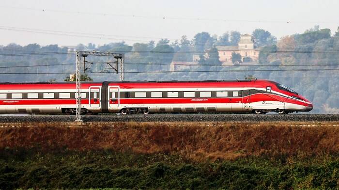 Frecciarossa fermo oltre due ore alle porte di Roma sotto il sole: “A bordo 50 gradi”