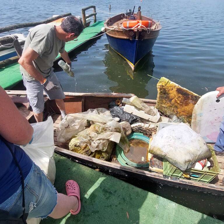 Giornata dell’ambiente al Lago di Fondi, a pesca di rifiuti con piccole imbarcazioni
