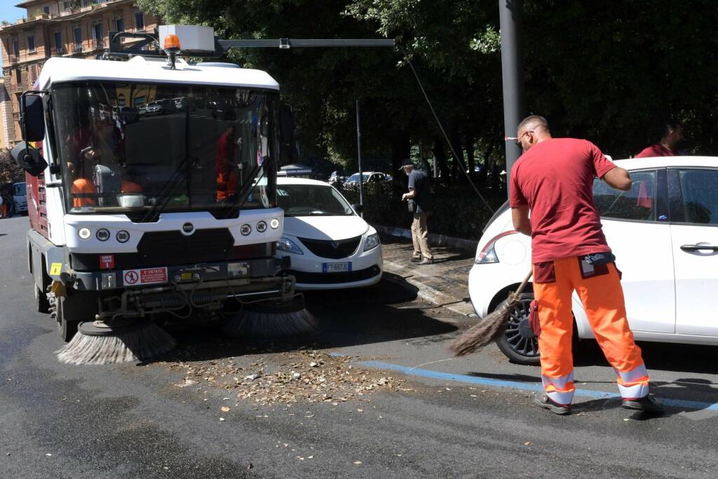 La promessa di Gualtieri: “Tra una settimana l’emergenza rifiuti a Roma sarà superata”