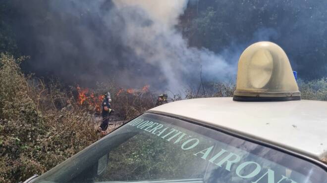 Incendio al Boschetto di Nuova Florida: a fuoco il ripetitore di telefonia