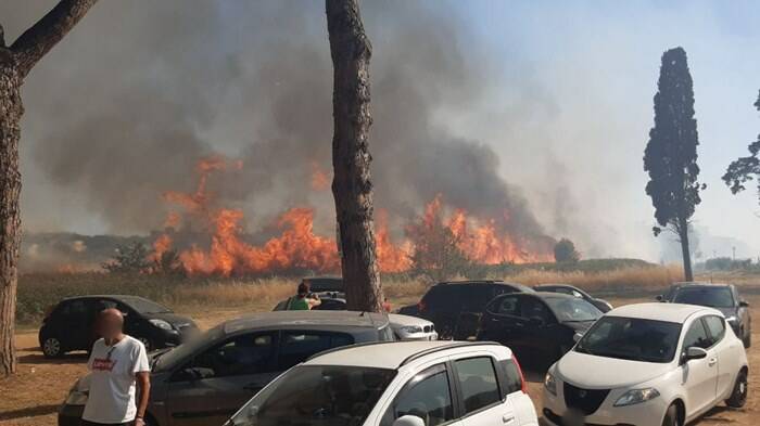 Incendio a Bufalotta, le fiamme minacciano una piscina: i bagnanti fuggono tra le colonne di fumo