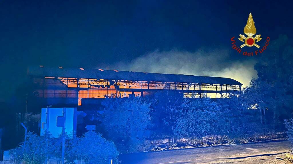 Maxi incendio in un deposito di via Laurentina: le fiamme raggiungono una centrale elettrica