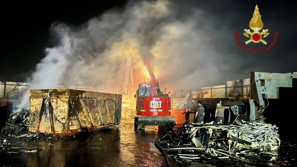 Maxi incendio in un deposito di via Laurentina: le fiamme raggiungono una centrale elettrica