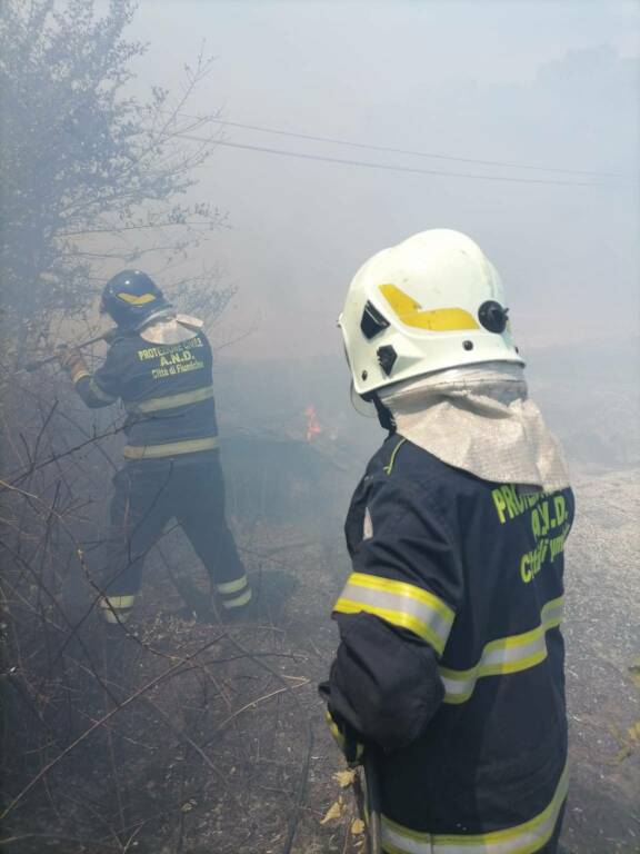 Incendio a Maccarese, brucia un campo di sterpaglie: elicottero in azione per spegnere il rogo