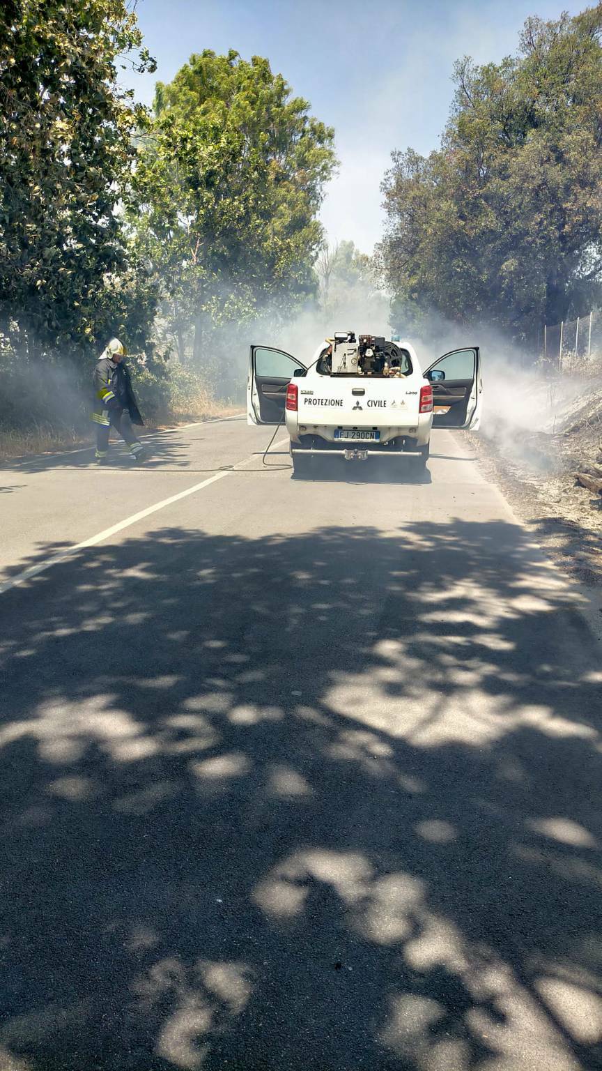 Incendio a Maccarese, brucia un campo di sterpaglie: elicottero in azione per spegnere il rogo