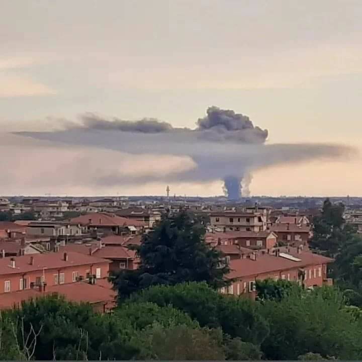 Malagrotta in fiamme: la colonna di fumo copre il litorale e &#8220;invade&#8221; Roma