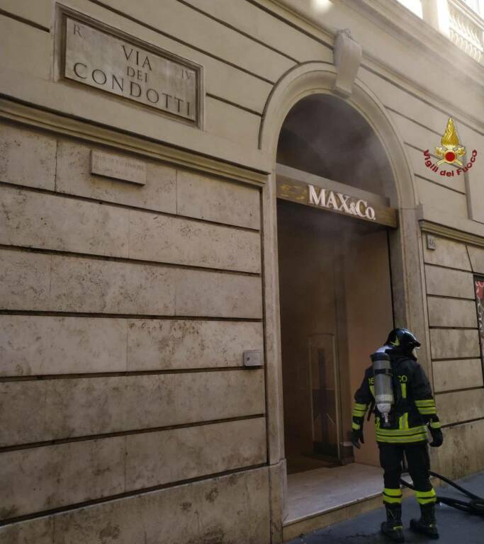 Roma, paura in via Condotti: scoppia un incendio nel negozio Max & Co.