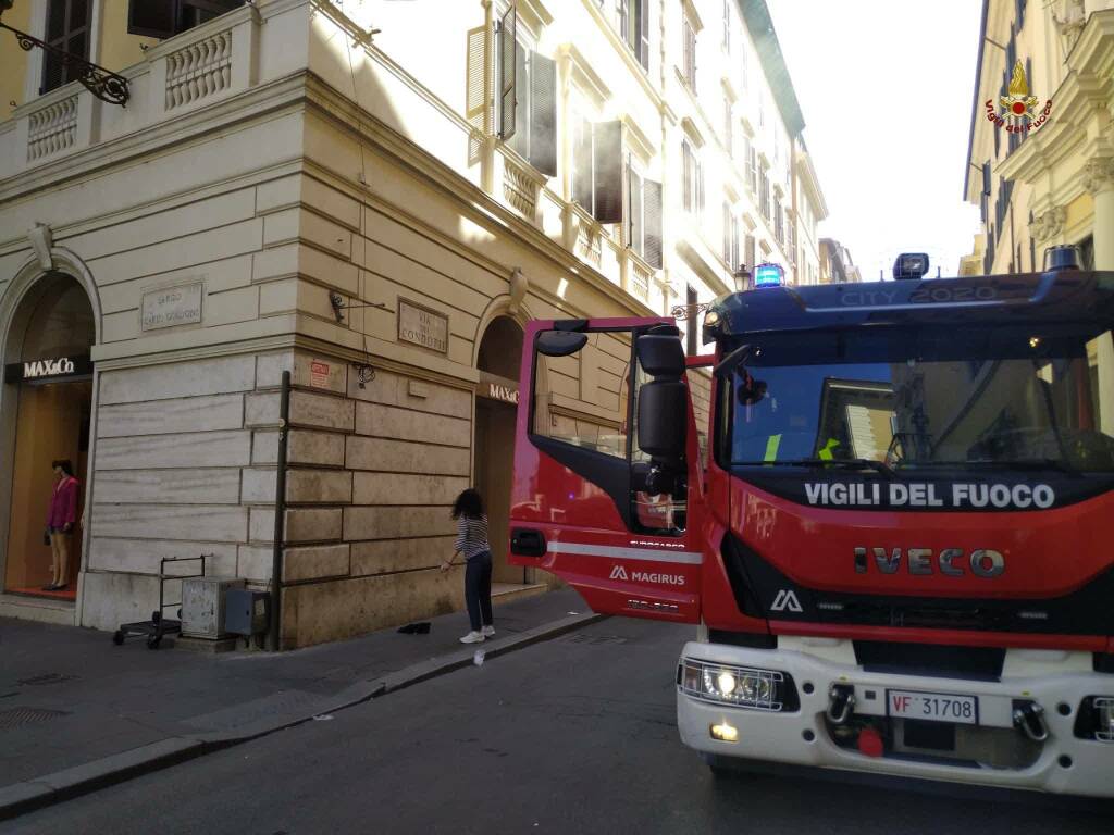 Roma, paura in via Condotti: scoppia un incendio nel negozio Max & Co.