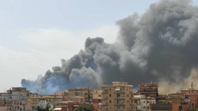 Roma, maxi incendio sull’Aurelia: esplose bombole gpl, le fiamme minacciano le case – VIDEO
