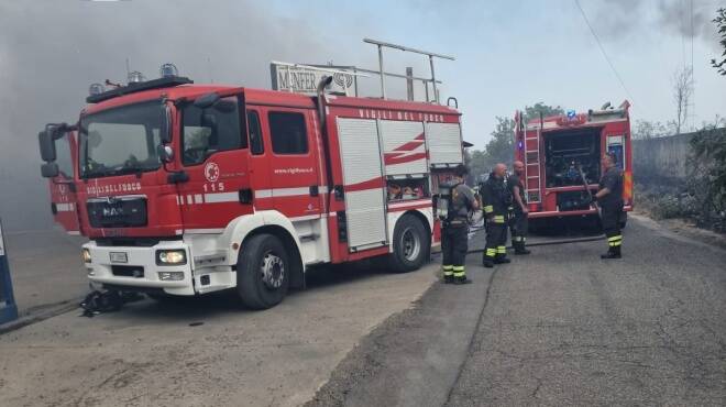 Maxi incendio in un deposito di via Laurentina: le fiamme raggiungono una centrale elettrica