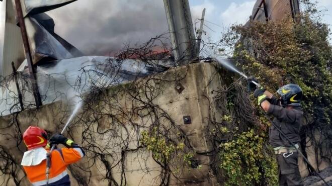 Maxi incendio in un deposito di via Laurentina: le fiamme raggiungono una centrale elettrica