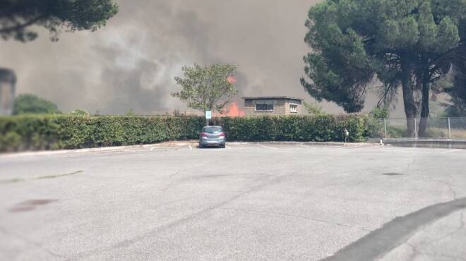 Maxi incendio in un deposito di via Laurentina: le fiamme raggiungono una centrale elettrica