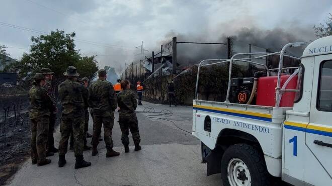 Maxi incendio in un deposito di via Laurentina: le fiamme raggiungono una centrale elettrica