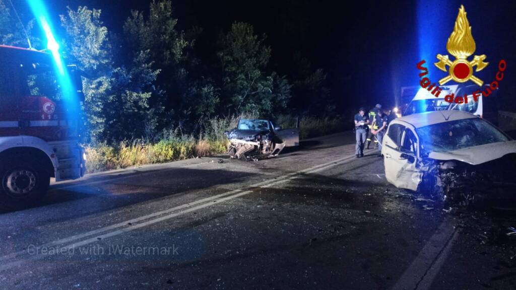 Ladispoli, scontro nella notte tra due auto: 2 ragazzi estratti dalle lamiere