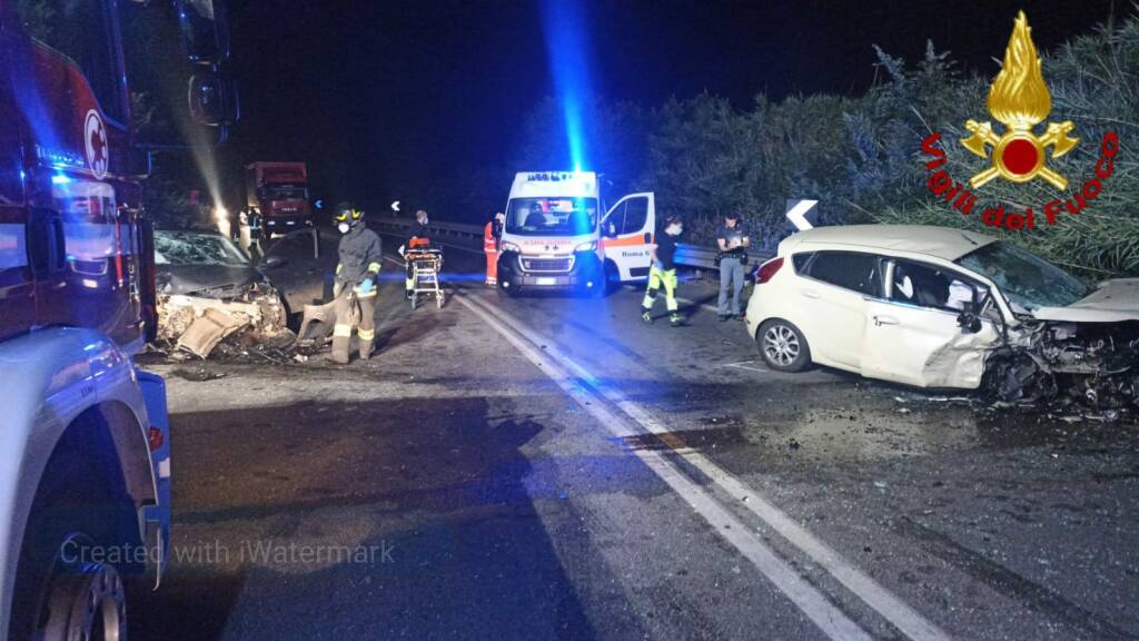 Ladispoli, scontro nella notte tra due auto: 2 ragazzi estratti dalle lamiere
