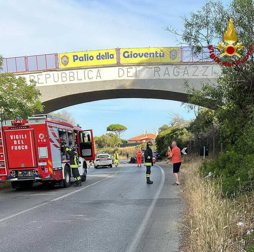 Incidente mortale a Civitavecchia, scontro frontale tra due auto: muore una 70enne
