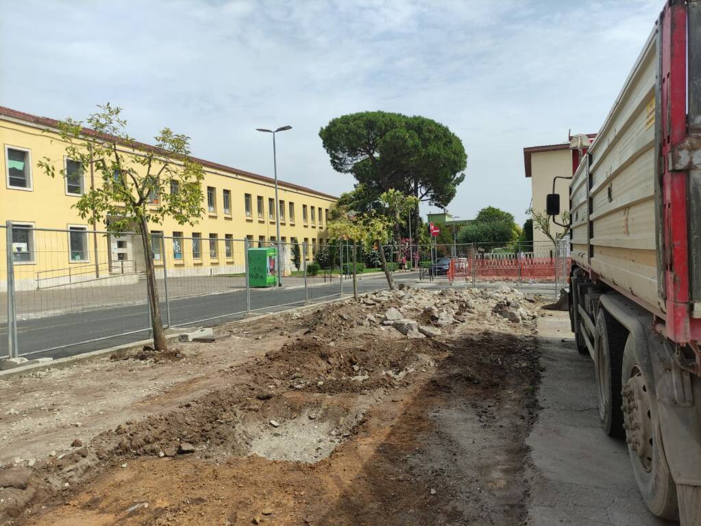 Pomezia, al via i lavori per risistemare asfalto e parcheggi in piazza Bassanetti