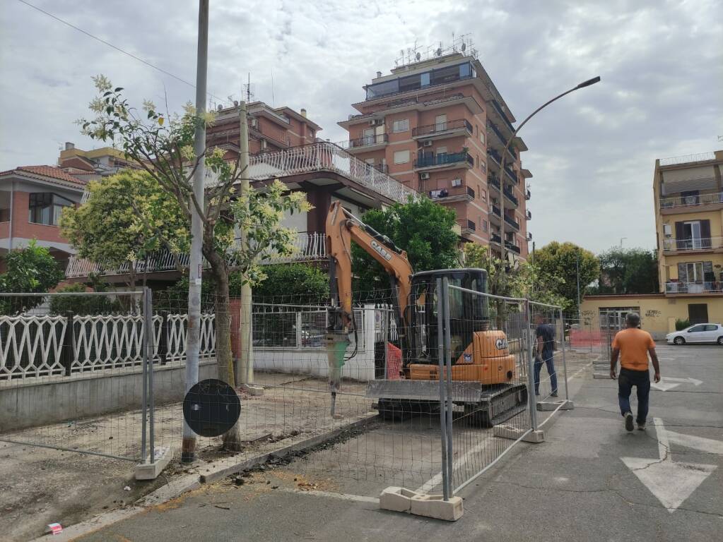 Pomezia, al via i lavori per risistemare asfalto e parcheggi in piazza Bassanetti