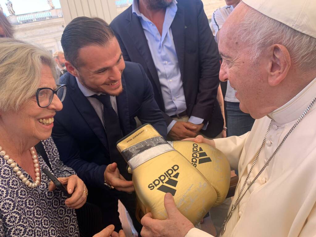 Boxe, il campione del mondo Michael Magnesi dona al Papa i suoi guantoni