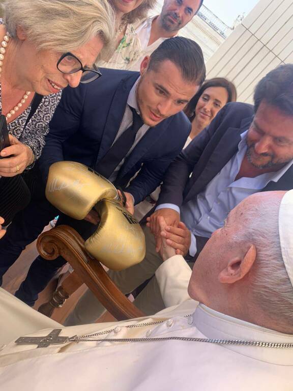 Boxe, il campione del mondo Michael Magnesi dona al Papa i suoi guantoni
