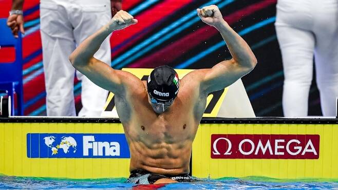 L’oro che sfata la storia del nuoto: Martinenghi è campione del mondo nei 100 rana