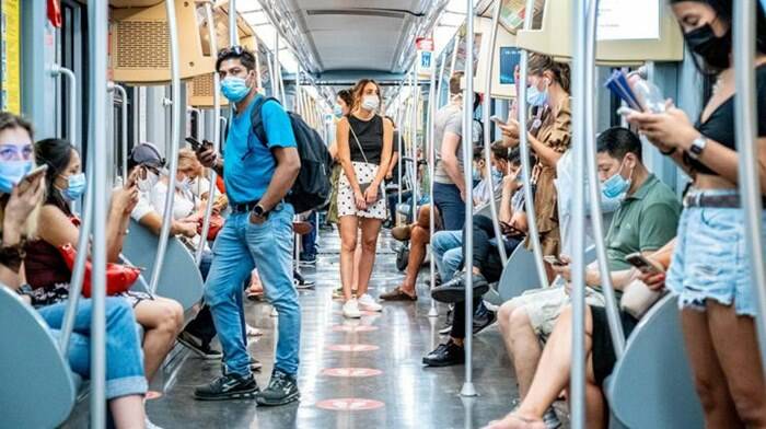 Covid: da fine settembre addio all’obbligo di mascherine su bus, treni e mezzi pubblici