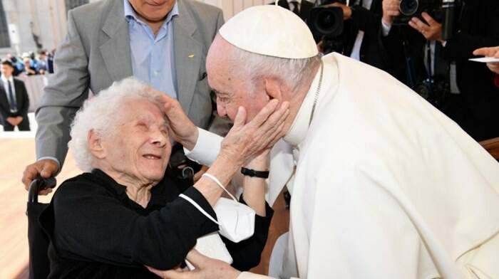Il Papa contro il mito dell’eterna giovinezza. E cita Anna Magnani: “Le rughe non si toccano”