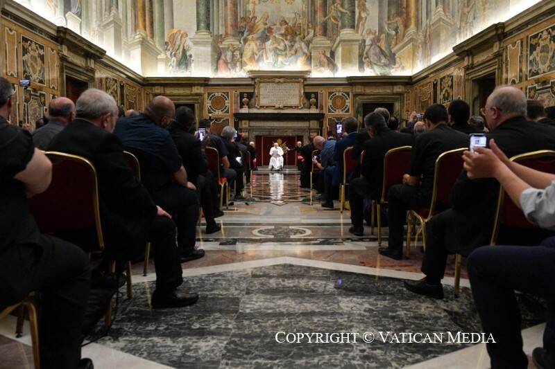 Il Papa striglia i preti: “Basta pizzi e merletti a Messa: aggiornatevi nella ‘moda’ liturgica”