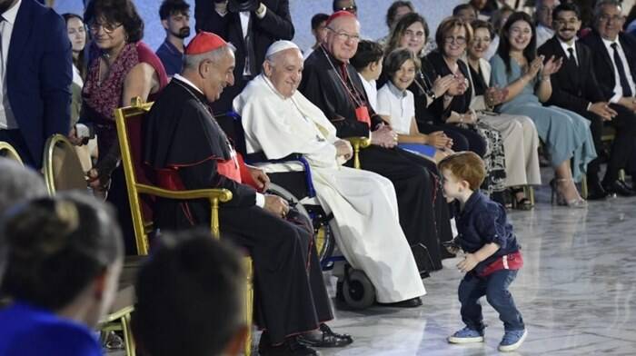 Famiglie imperfette, tradimenti e perdono. Il Papa: “Il matrimonio non è una mission impossible!”