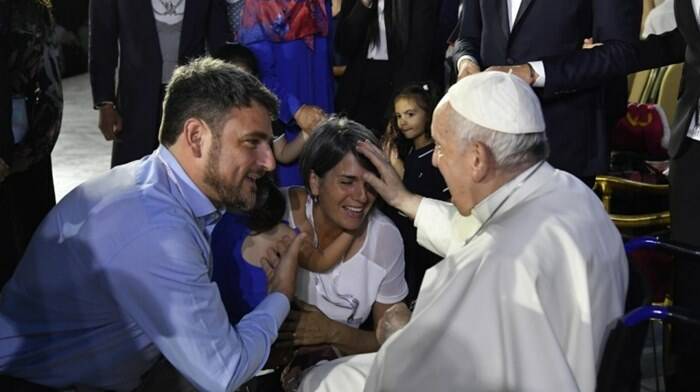 Famiglie imperfette, tradimenti e perdono. Il Papa: “Il matrimonio non è una mission impossible!”