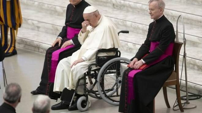 I problemi al ginocchio non passano: il Papa costretto a rinviare il viaggio in Africa
