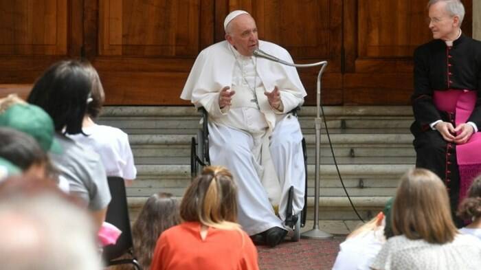 Il Papa: “Voglio andare in Ucraina ma devo aspettare il momento giusto per farlo”