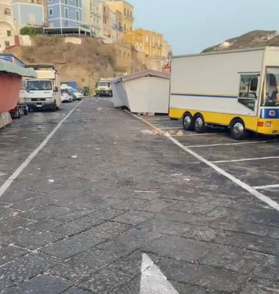 “Siamo invasi dai rifiuti”, la polemica a Ponza dopo la festa patronale