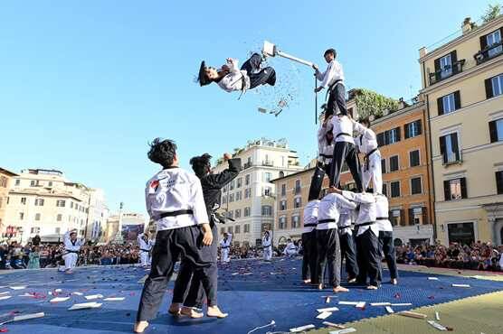 Roma Grand Prix 2022: show acrobatico di taekwondo a Piazza di Spagna