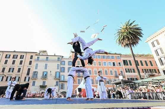 Roma Grand Prix 2022: show acrobatico di taekwondo a Piazza di Spagna