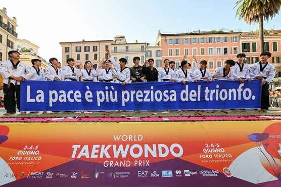 Roma Grand Prix 2022: show acrobatico di taekwondo a Piazza di Spagna