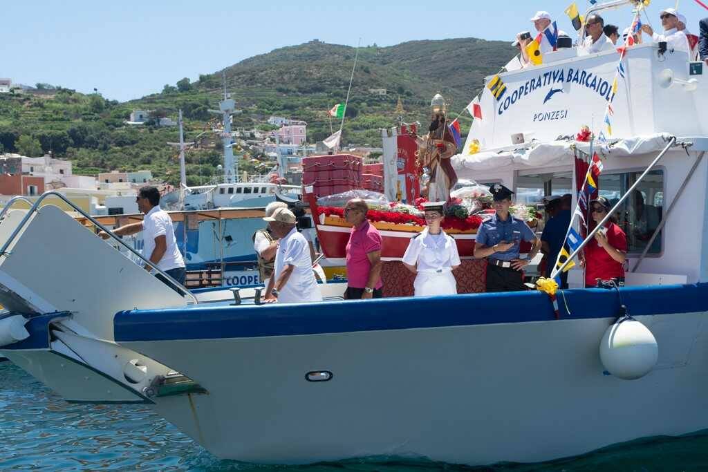 Ponza celebra il suo patrono, processione in strada e a mare in onore di San Silverio