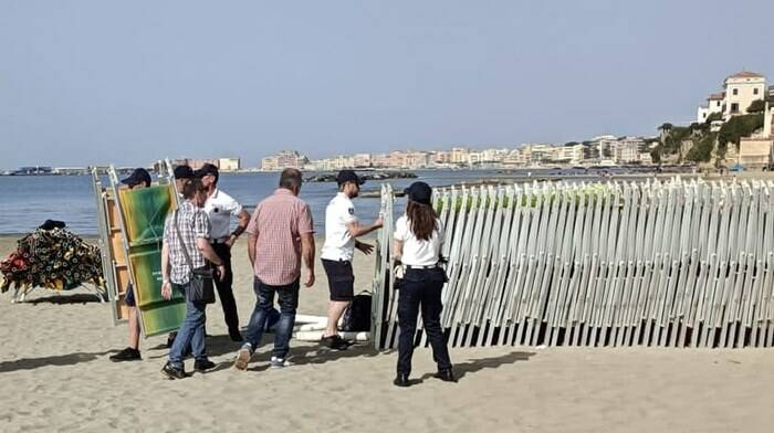 Attività balneari abusive sulle spiagge di Nettuno: sequestrati ombrelloni e lettini