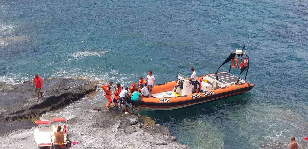 Ponza, si sente male in barca: soccorso sul pontile dalla Guardia Costiera