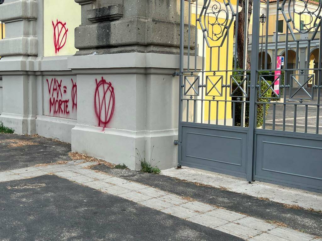 Covid. Frasi choc sui muri dello Spallanzani: l’ospedale imbrattato con scritte no-vax