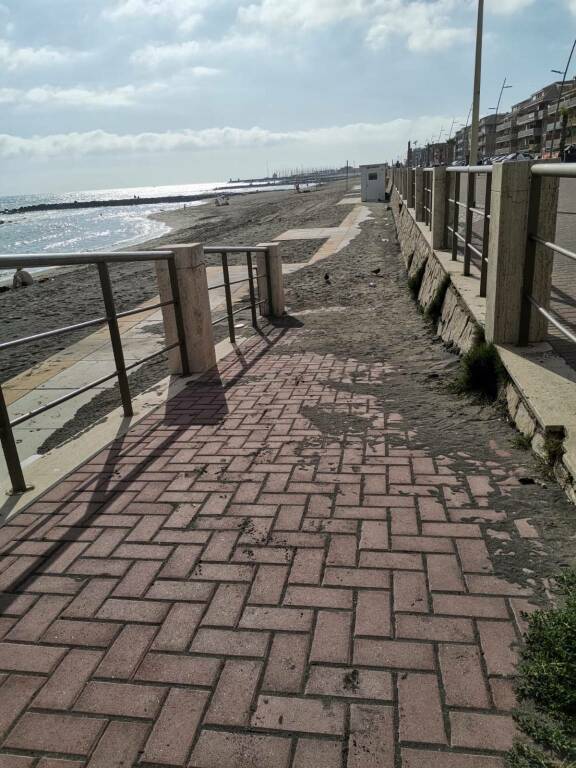 Latina, discese a mare per disabili: la ditta diserta l’incontro e il Comune la diffida