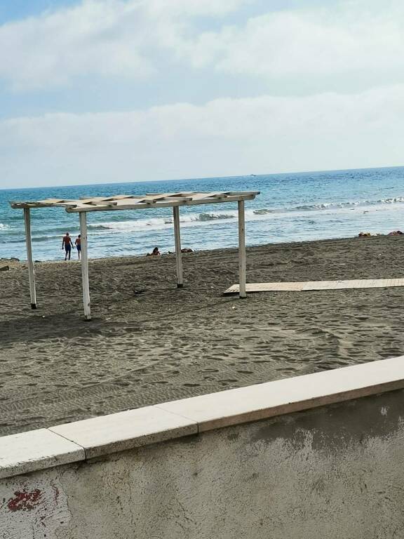 Ostia, spiagge libere ancora off-limits per i disabili: "Anche noi vogliamo andare al mare"