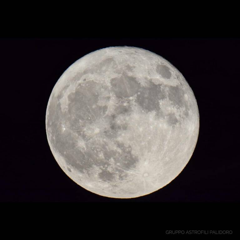 La Superluna “delle fragole” dà spettacolo nei cieli