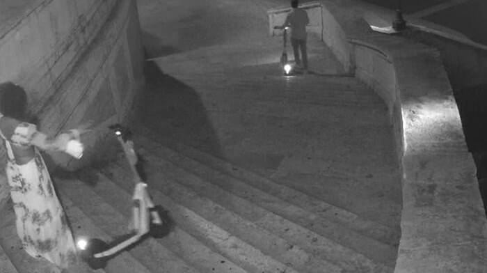 Lanciano un monopattino da Trinità dei Monti: scalinata danneggiata, turisti multati