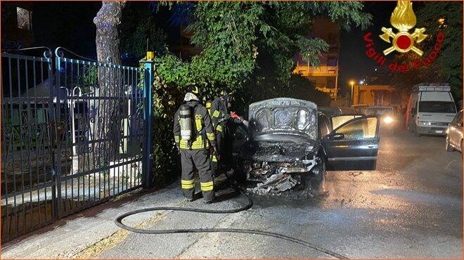 Auto in fiamme a Civitavecchia: paura nella notte