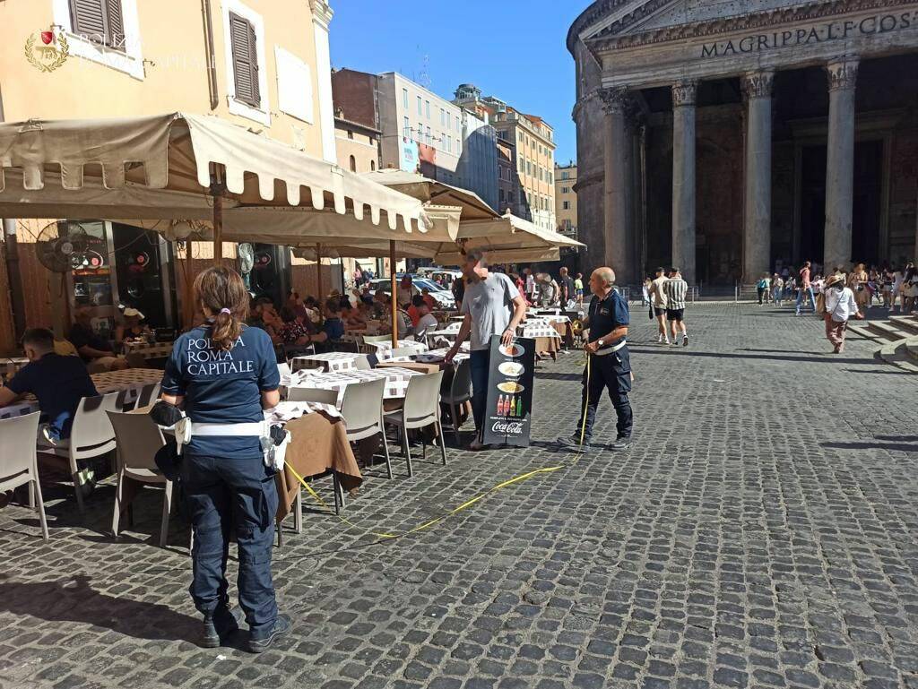 Roma, parte la task force anti “tavolino selvaggio”: in centro piovono multe per 26mila euro