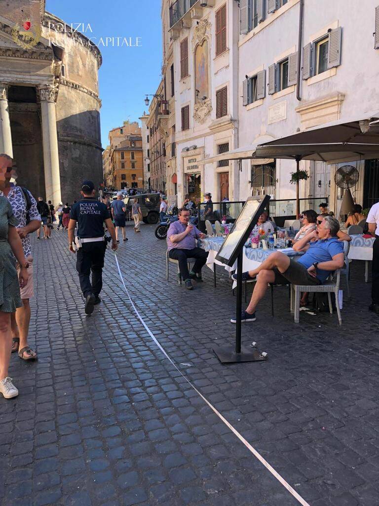 Roma, parte la task force anti “tavolino selvaggio”: in centro piovono multe per 26mila euro