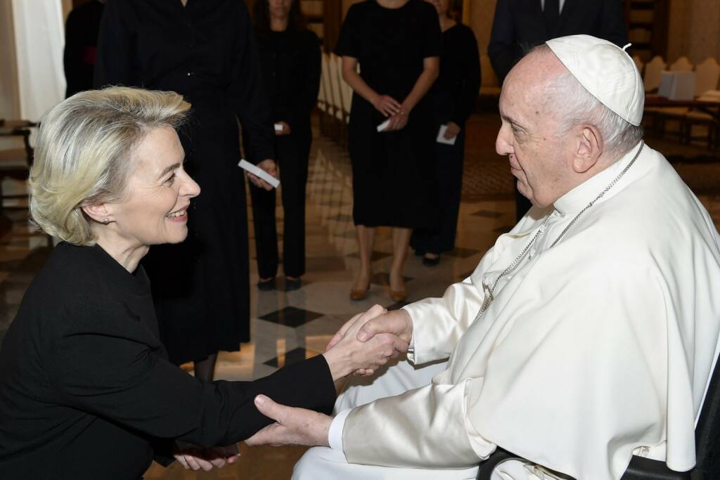 Von der Leyen in Vaticano: col Papa parla di guerra in Ucraina, crisi alimentare e futuro dell’Ue