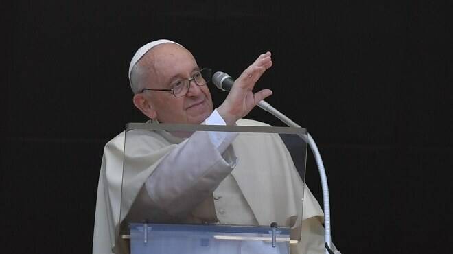Il Papa: “Approfittiamo dell’estate per iniziare la giornata leggendo con calma il Vangelo”