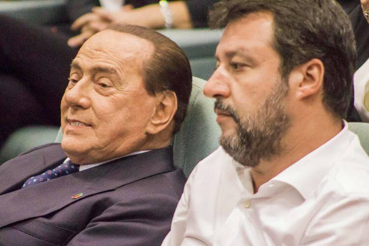 Crisi di governo, Salvini e Berlusconi: “Pronti al voto”. Tensioni nell’assemblea del M5S